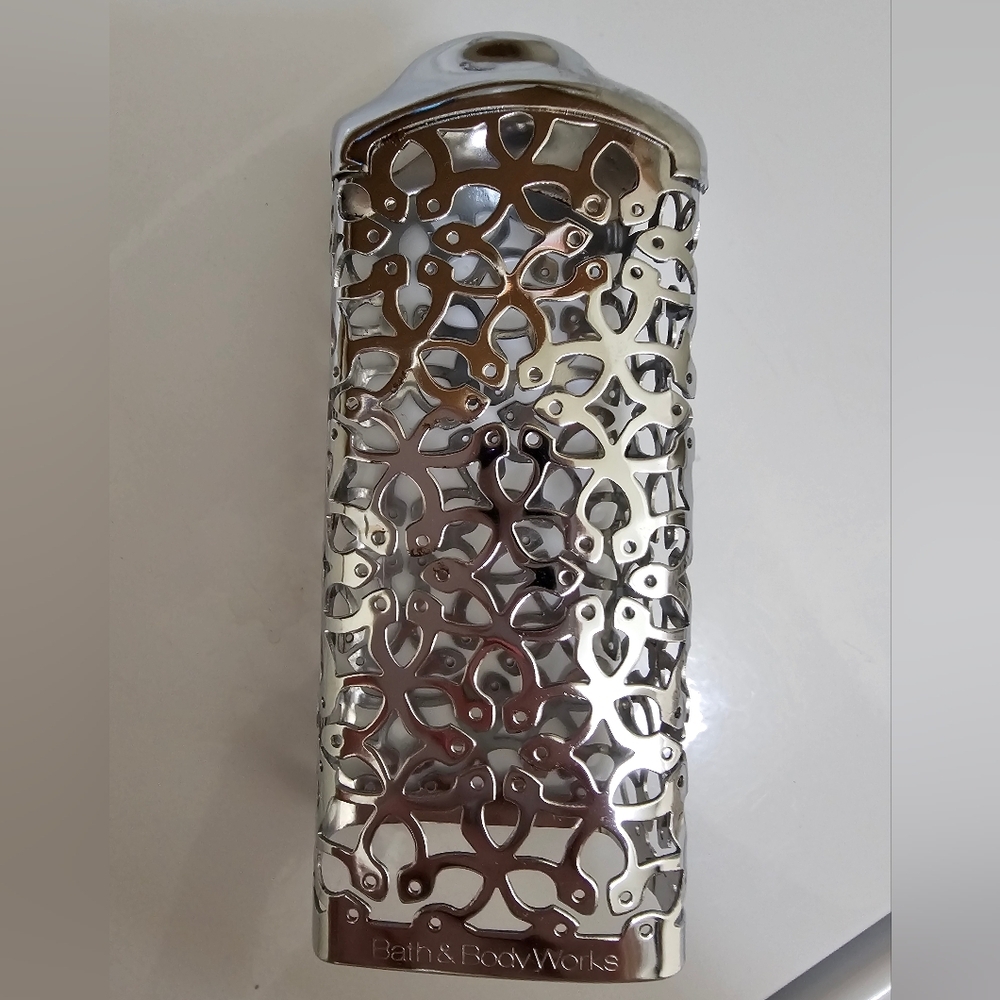 EUC Bath & Body Works Liquid Hand Soap Cover Chrome Flower Pattern
